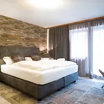 Alpine Living By We Rent, Summercard Included 公寓